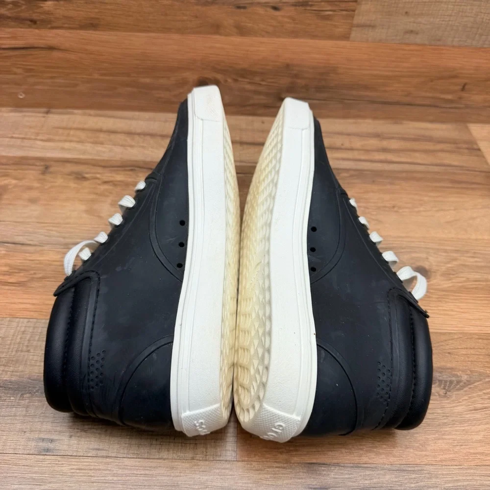 CROCS Men's size 7 Black and White Sneakers